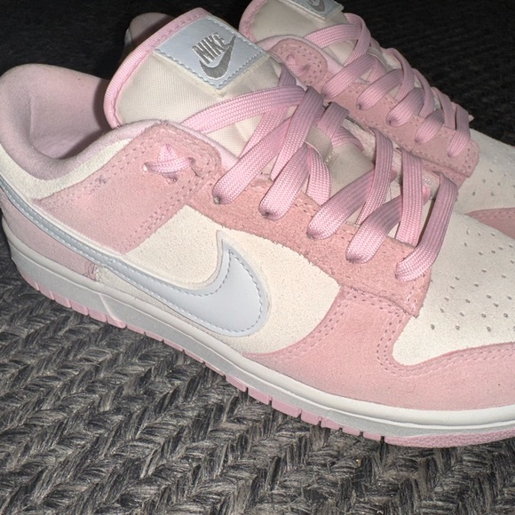 Nike Dunk Low Sneakers in Pink - Picture 2 of 4